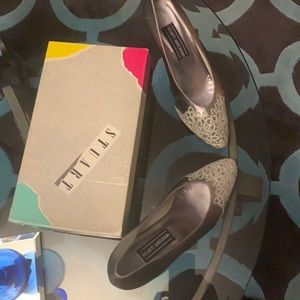 Retro- Authentic - Stuart Weitzman Pumps in the original box 10B